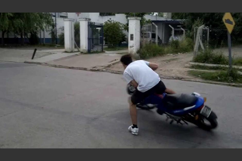 Un motorista derrapó e impactó contra un vehículo y todo quedó grabado. (Foto: Moto Brava)