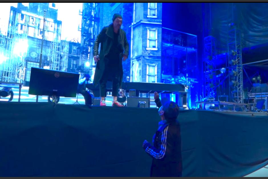 Los invitados especiales disfrutaron del recital íntimo, pero el artista puso los puso en aprietos por no ir acompañados. (Captura Video)