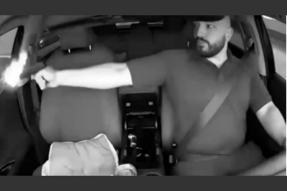 El conductor dispara varias veces desde su vehículo. (Foto: captura de pantalla)