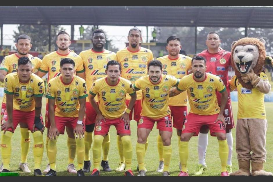 El homenaje se realizó en los actos protocolarios del partido entre Marquense y Xinabajul. (Foto: Marquense)