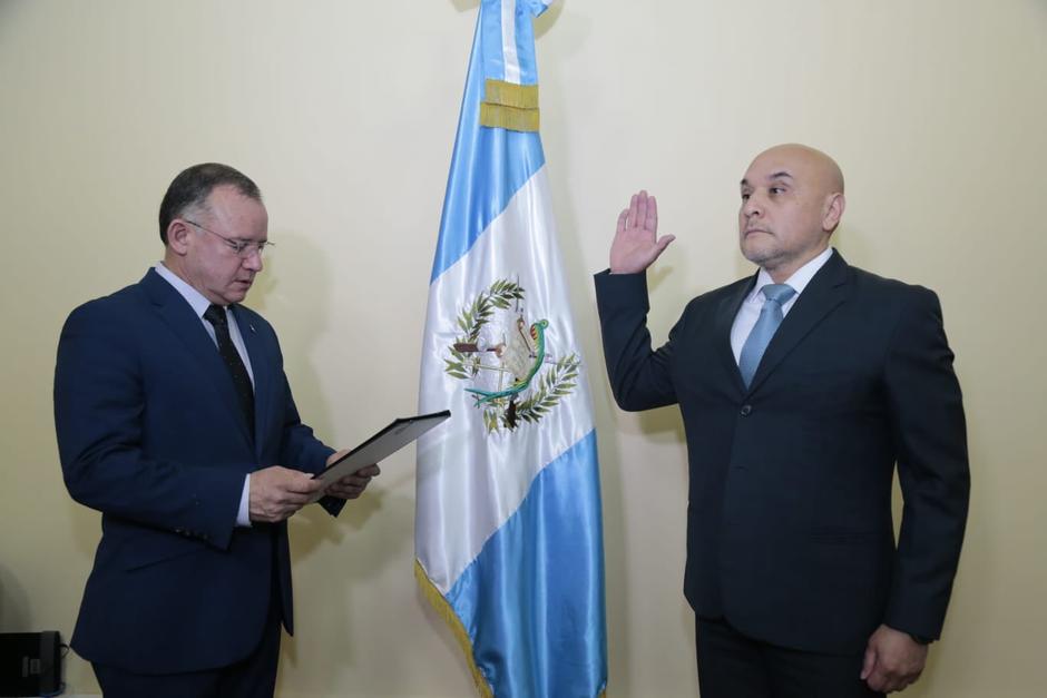 El ministro de Gobernación juramentó a Joaquín Rodrigo Flores Guzmán como nuevo Director del Sistema Penitenciario. (Foto: Ministerio de Gobernación)