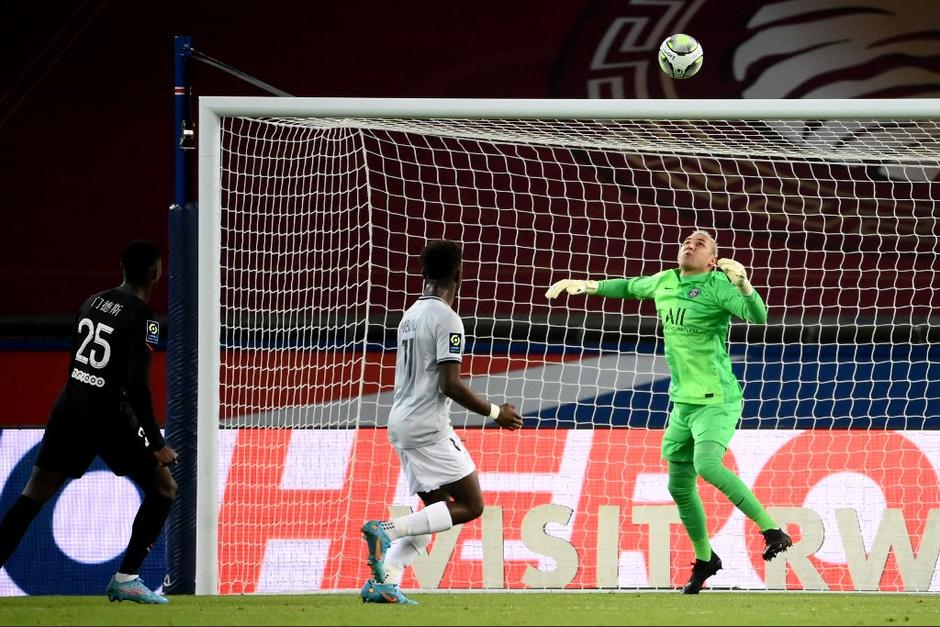 Keylor Navas cumplió el sueño de un niño que lo espero por horas en el hoterl de concentración. (Foto: AFP)