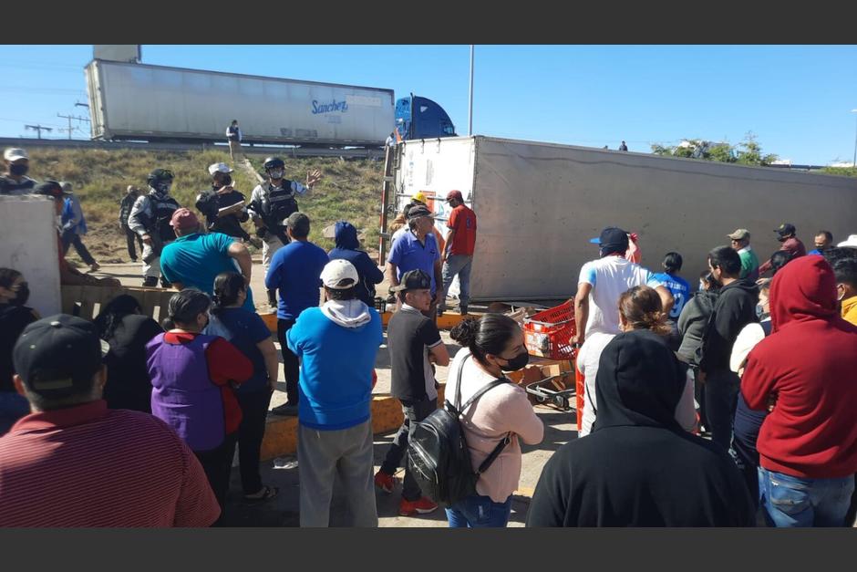 El suceso dejó una gran cantidad de productos tirados sobre la vía pública. (Foto: Luz Noticias)