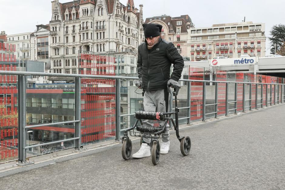 Tres pacientes parapléjicos que no podían mover ni sentir las piernas volvieron a caminar gracias a estimulación eléctrica de la médula espinal. (Foto: EPFL)