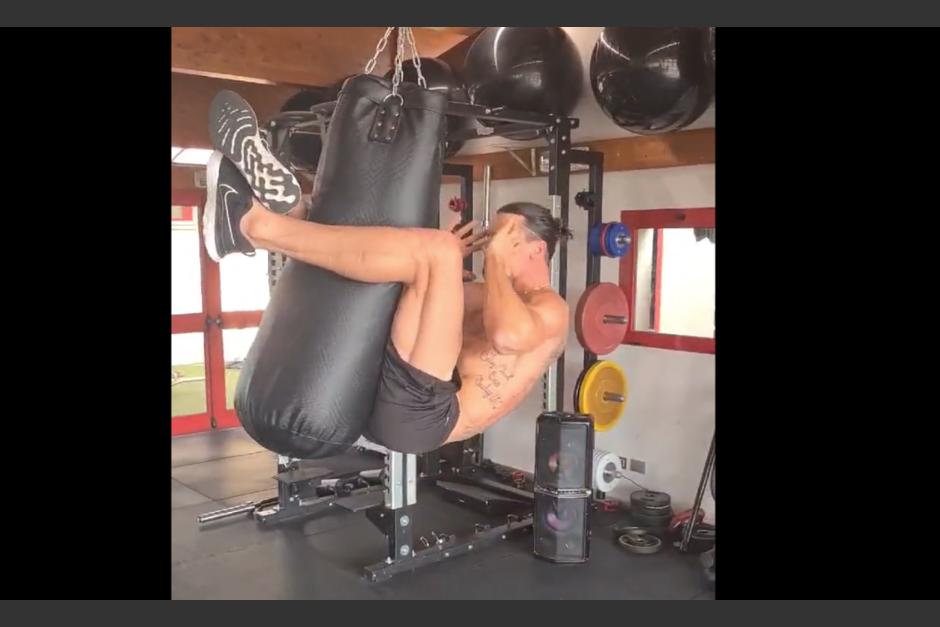 Zlatan Ibrahimovic publicó un video haciendo abdominales. (Foto: Captura de video)
