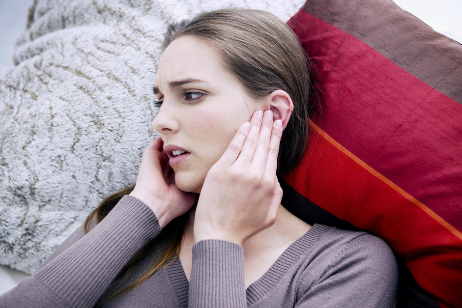 Según especialistas, el tinnitus se ha presentado en más pacientes contagiados con la variante Ómicron. (Foto: Shutterstock) 
