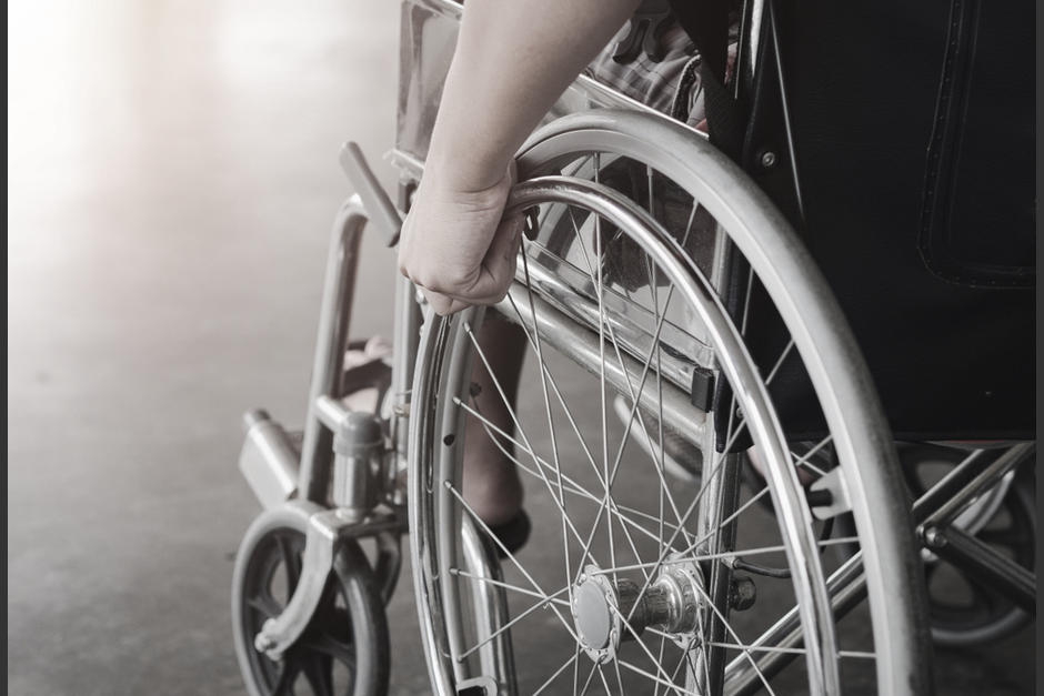 La mujer, quien ya no camina ni puede mover sus manos, se ha ganado la admiración de muchos. (Foto: Shutterstock)