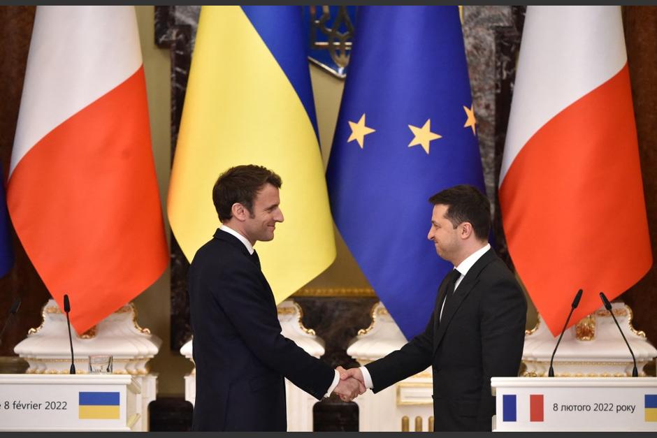 El presidente francés, Emmanuel Macron (I), junto a su homólogo ucraniano, Volodymyr Zelensky. (Foto: AFP)