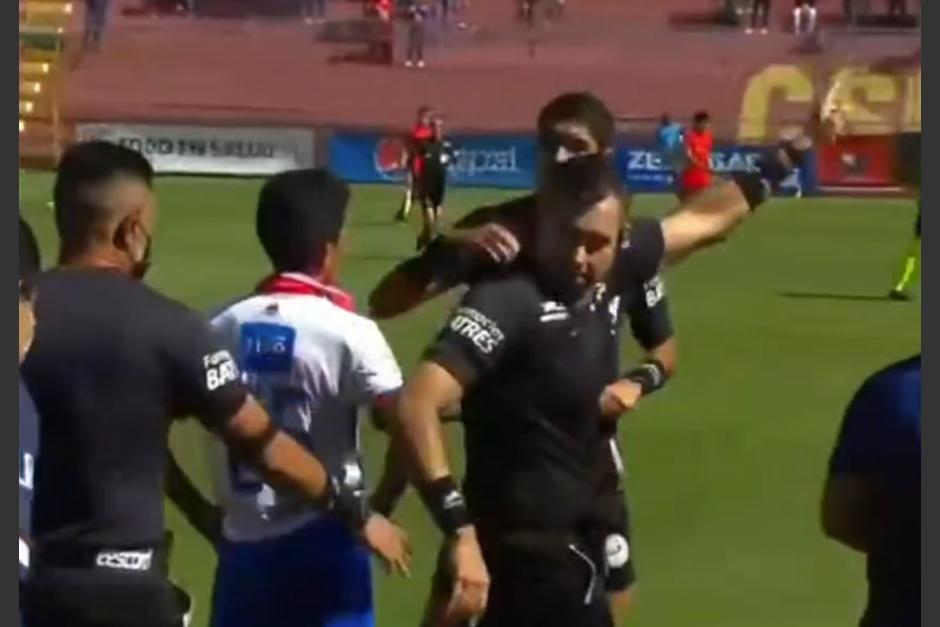 Mario Escobar intercambio gestos provocativos con el asistente técnico de Xelajú MC al finalizar el encuentro ante Municipal. (Foto: Captura de pantalla) 