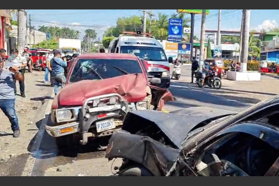 Un video captó el momento en el que dos vehículos chocaron de frente en Retalhuleu. (Foto: captura de video)