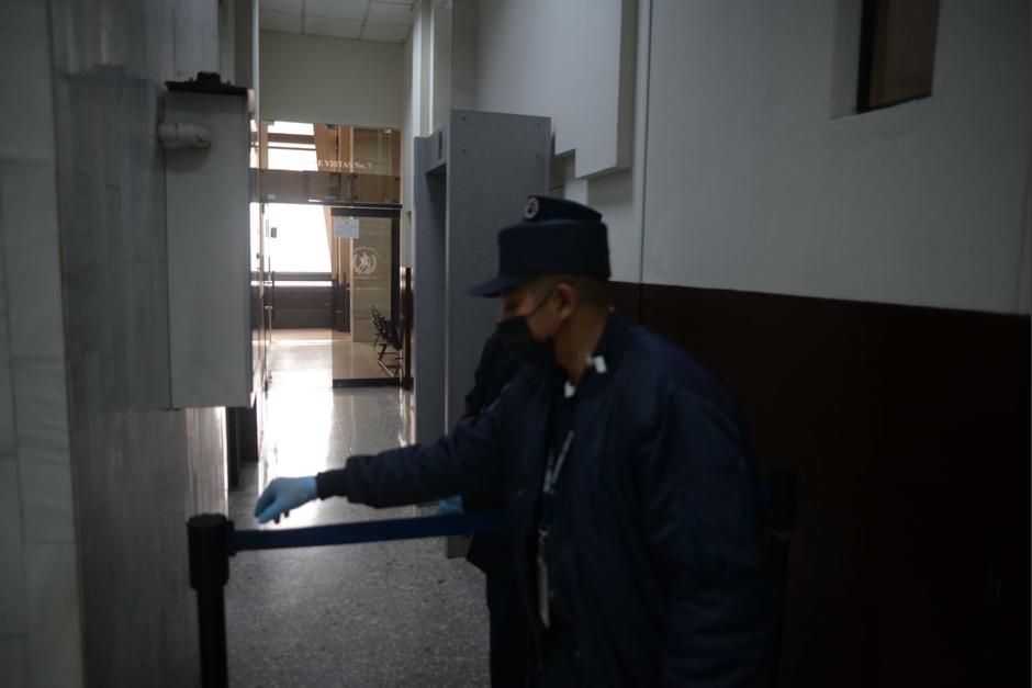 Un guardia del OJ resguarda el ingreso a la sala de audiencias donde se encuentra el exministro José Luis Benito Ruiz. (Foto: Wilder López/Soy502)