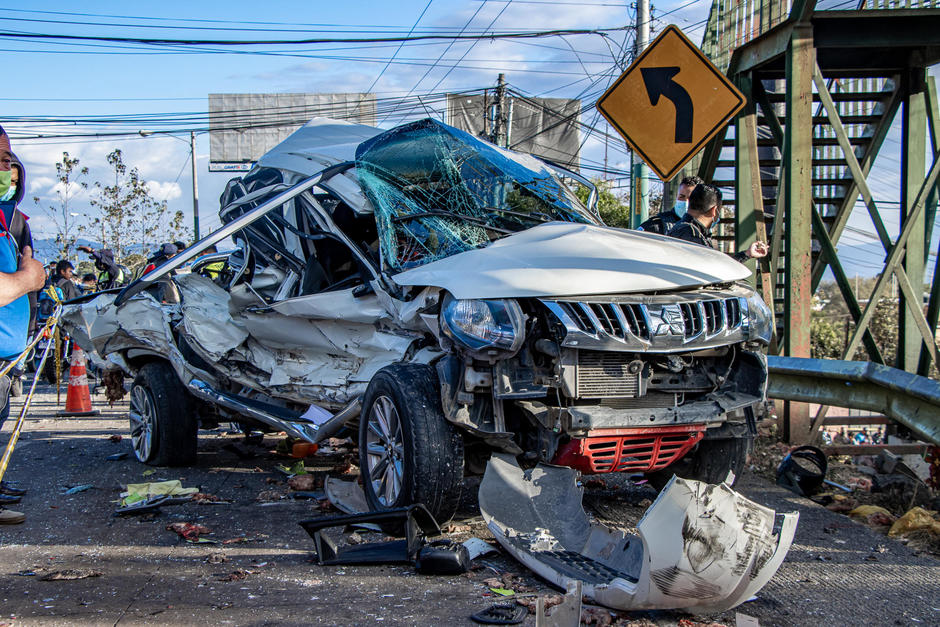 Una mujer busca sus pertenencias, las cuales desaparecieron tras el accidente. (Foto: CRG) 