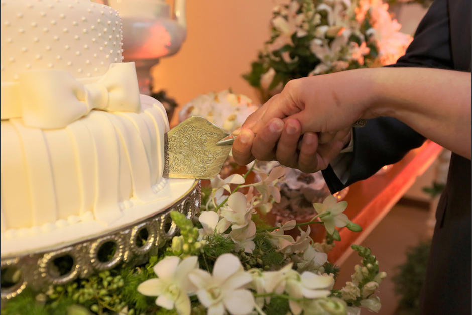 Los invitados de la boda tuvieron diferentes reacciones luego de comerse el pastel con marihuana. (Foto: Shutterstock) 