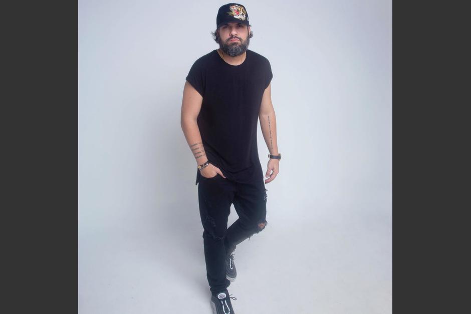 El influencer pañameño, Diego Lossada recibió las llaves del Congreso de la República de manos de Allan Rodríguez. (Foto: Facebook/Diego Lossada) 