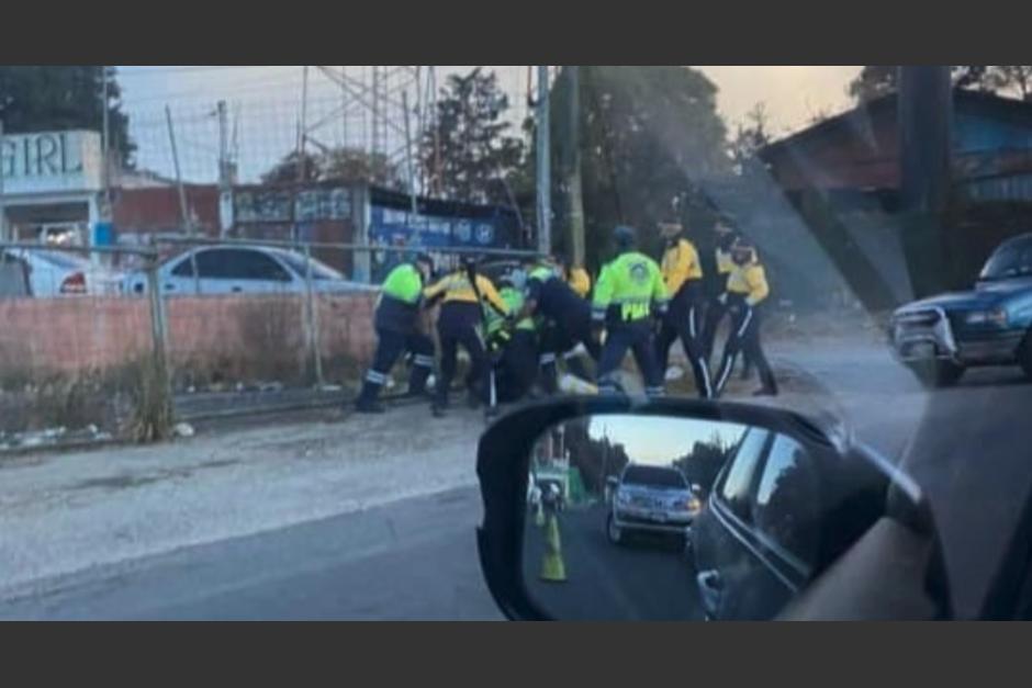 Agentes de las Policías Municipales de Tránsito de Fraijanes y Santa Catarina Pinula se enfrentaron a golpes. (Foto: cortesía) 