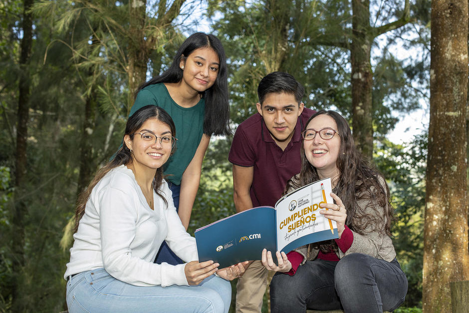 Durante las 22 ediciones de este programa se han entregado becas a 365 jóvenes. (Fotografía cortesía: Fundación Juan Bautista Gutiérrez)