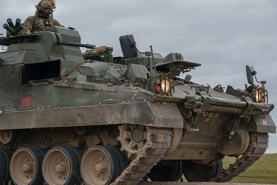 Civiles ucranianos tratan de bloquear avance de tanques rusos con sus cuerpos. (Imagen Ilustrativa: Shutterstock)