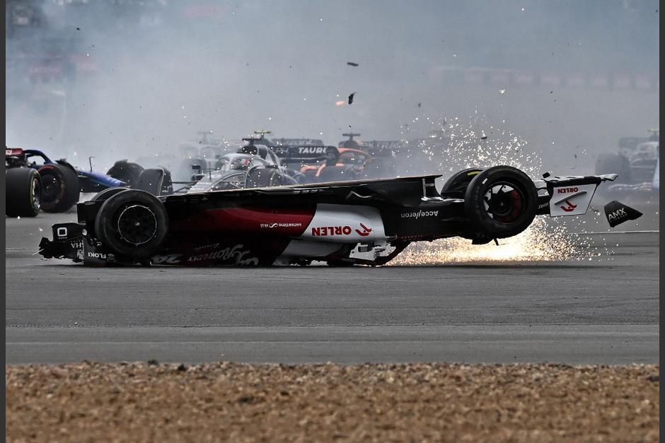 El incidente sorprendió por la forma dramática que el piloto salió por sus propios medios. (Foto: AFP)