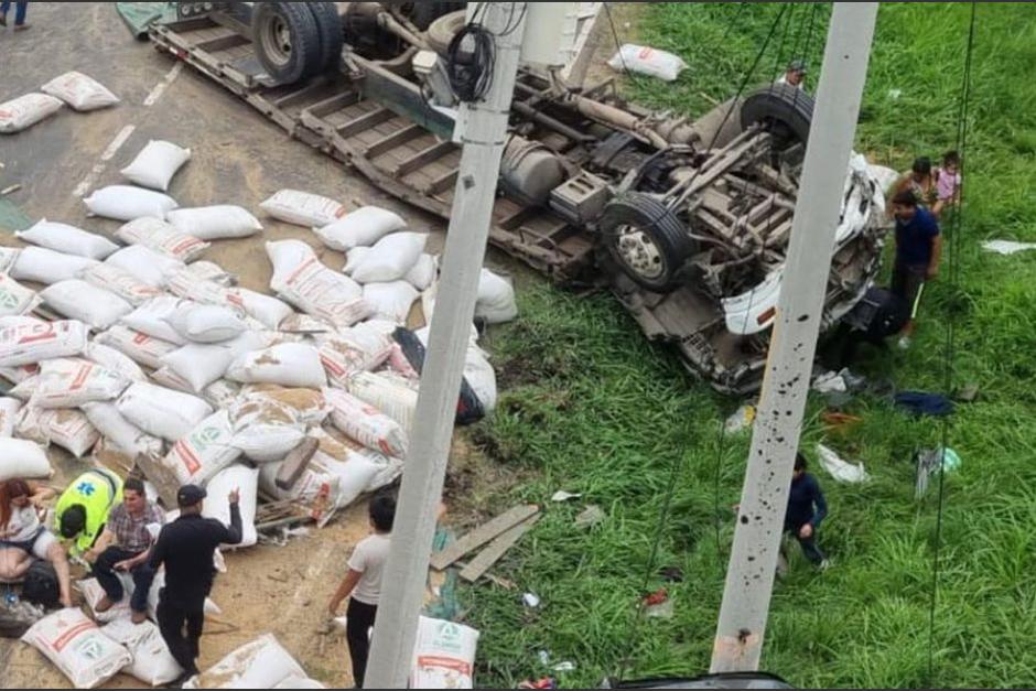 Un trailer sin frenos provocó una colisión múltiple en la autopista Palín-Escuintla. (Foto: Cortesía)