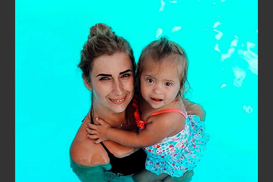 El último video que grabó una mujer junto a su pequeña hija minutos antes de ser alcanzadas por una bomba en Vinnytsia, Ucrania. (Foto: AFP) 