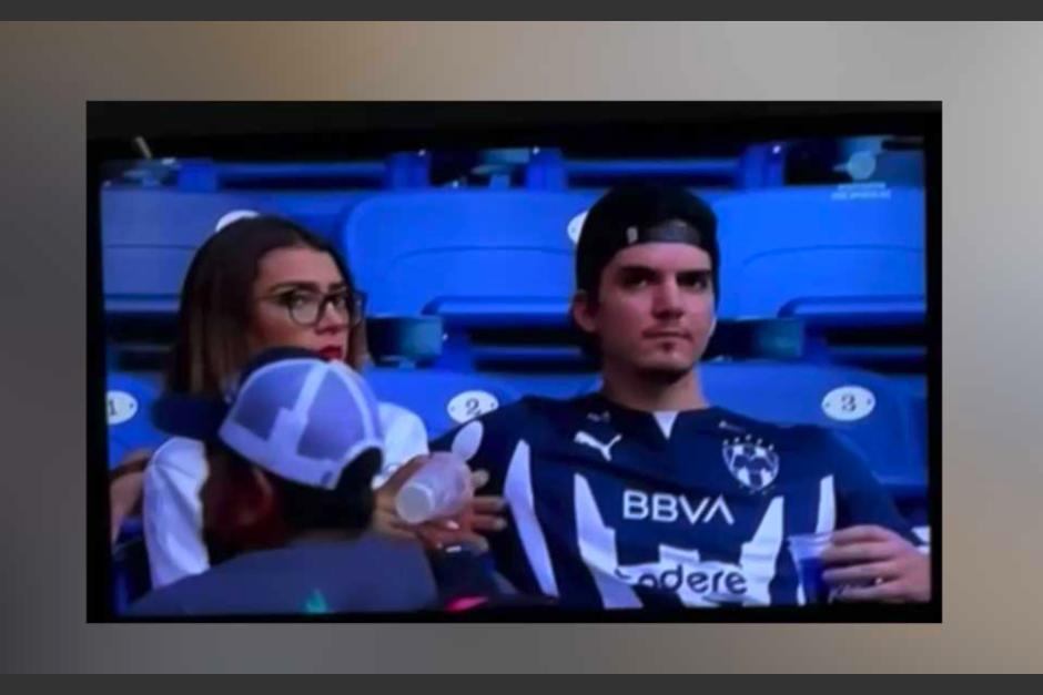 La pareja se dio cuenta que estaban en televisión y su reacción fue elocuente. (Captura Video)