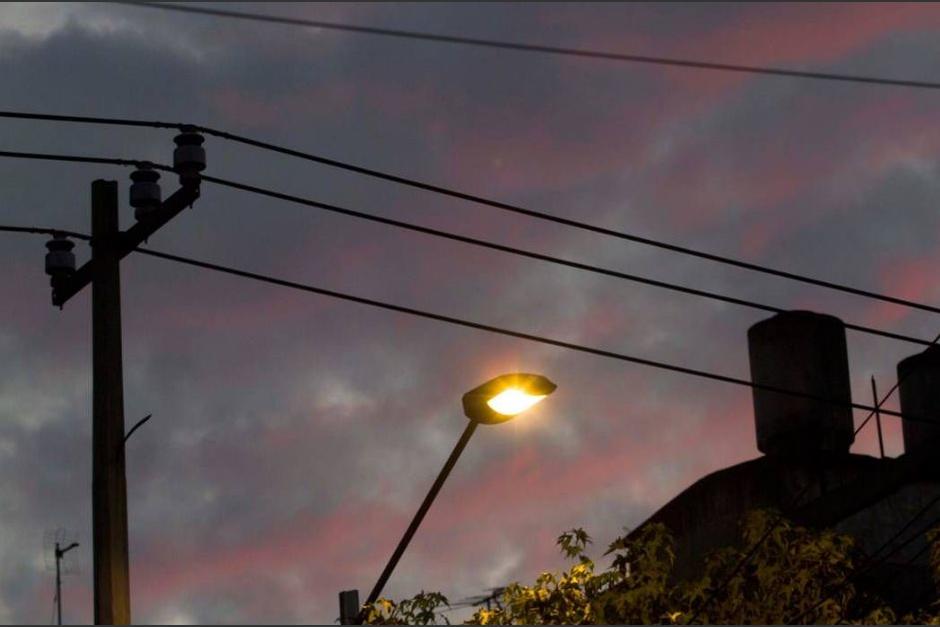 Un piloto derribó un poste de alumbrado público. (Foto: El Sol)