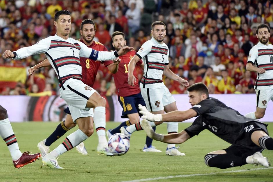Cristiano Ronaldo ingresó en la segunda parte del partido que disputaron España y Portugal. (Foto: AFP)