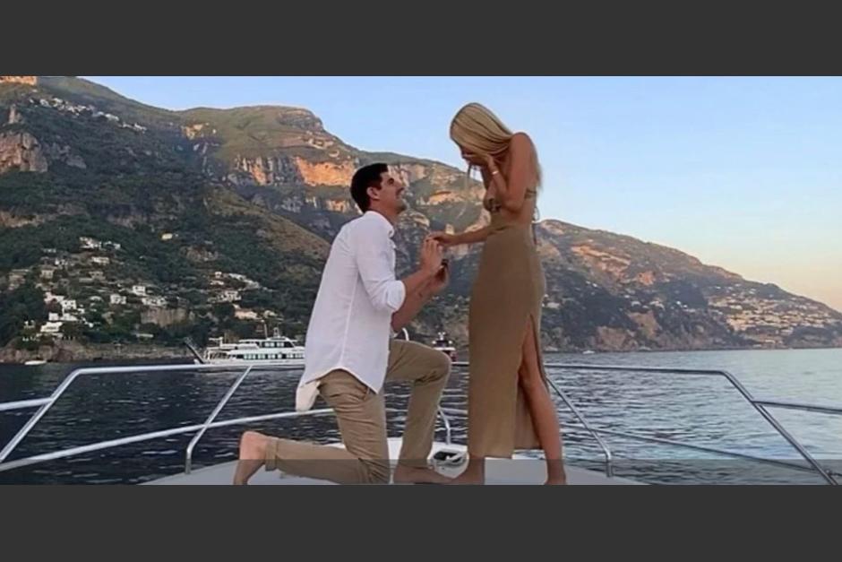 El momento en que Thibaut Courtois le propone matrimonio a su novia, la modelo israelí Mishel Gerzig. (Foto: captura pantalla) 