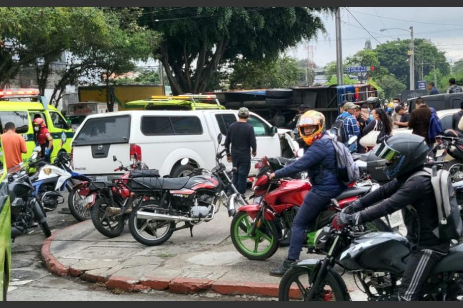Varios heridos se reportan por un autobús extraurbano volcado. (Foto: CRG) 