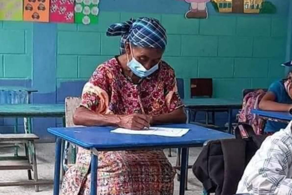 La mujer de la tercera edad decidió aprender a leer demostrando que nunca es tarde. (Foto: redes sociales)