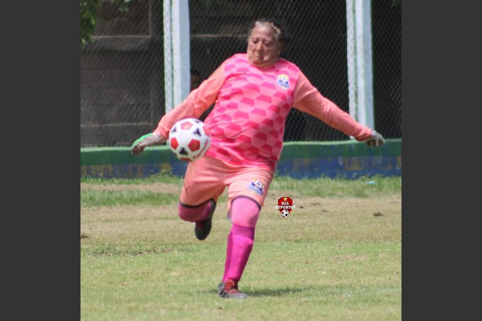 "La Abuela" futbolista sigue demostrando sus habilidades en la cancha. (Foto: Facebook/Bla Deportes)