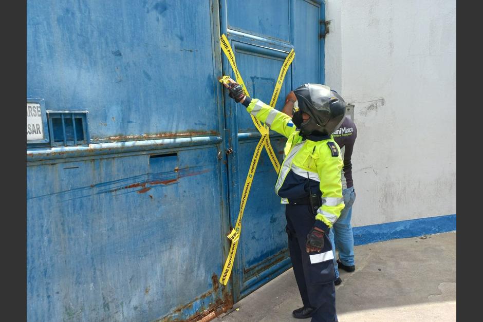 Las autoridades de Mixco clausuraron una fábrica de cloro que habría provocado un extraño olor que provocó intoxicación en los vecinos de San Cristóbal. (Foto: Neto Bran)
