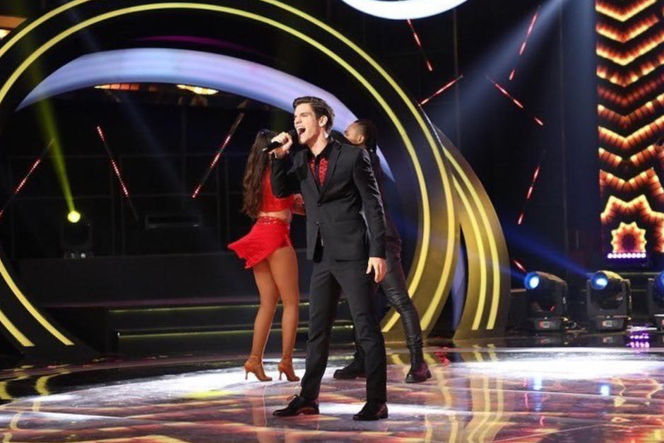 Nelson Carreras, representante de Guatemala en La Academia 20 Años, debutó en su primer concierto. (Foto: TV Azteca)