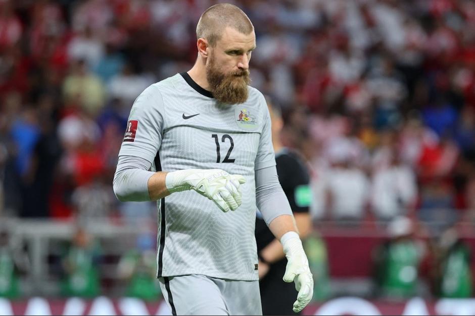 El guardameta de 33 años logró detener el penal que le dio el pase a Australia al Mundial Qatar 2022. (Foto: AFP)