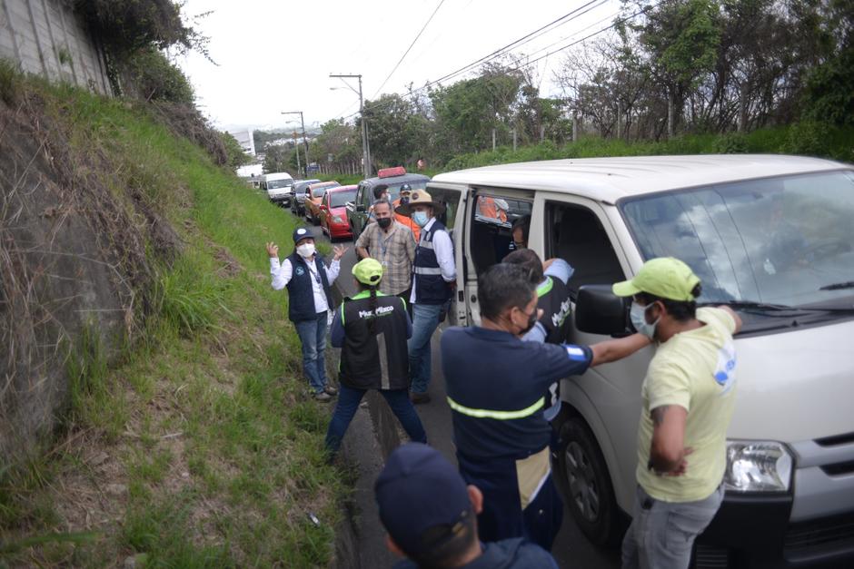 Vecinos de San Cristóbal relatan cómo han percibido el fuerte olor que ha generado intoxicación en San Cristóbal, en los últimos días. (Foto: Wilder López/Soy502)