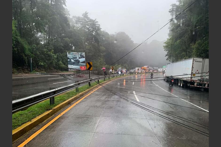 El paso se encuentra bloqueado por la caída de un poste en la ruta Interamericana, en San Lucas Sacatepéquez. (Foto: @EmixtraPablo)
