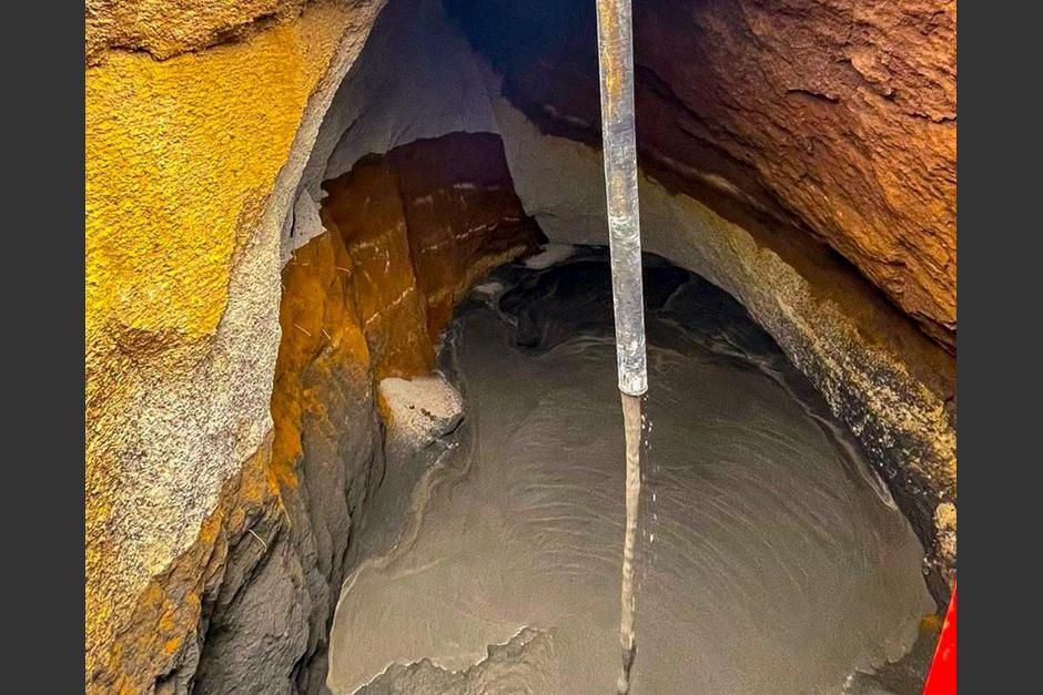 El agujero es rellenado con concreto fluido y se espera que cubra todas las fisuras. (Foto: CIV) 