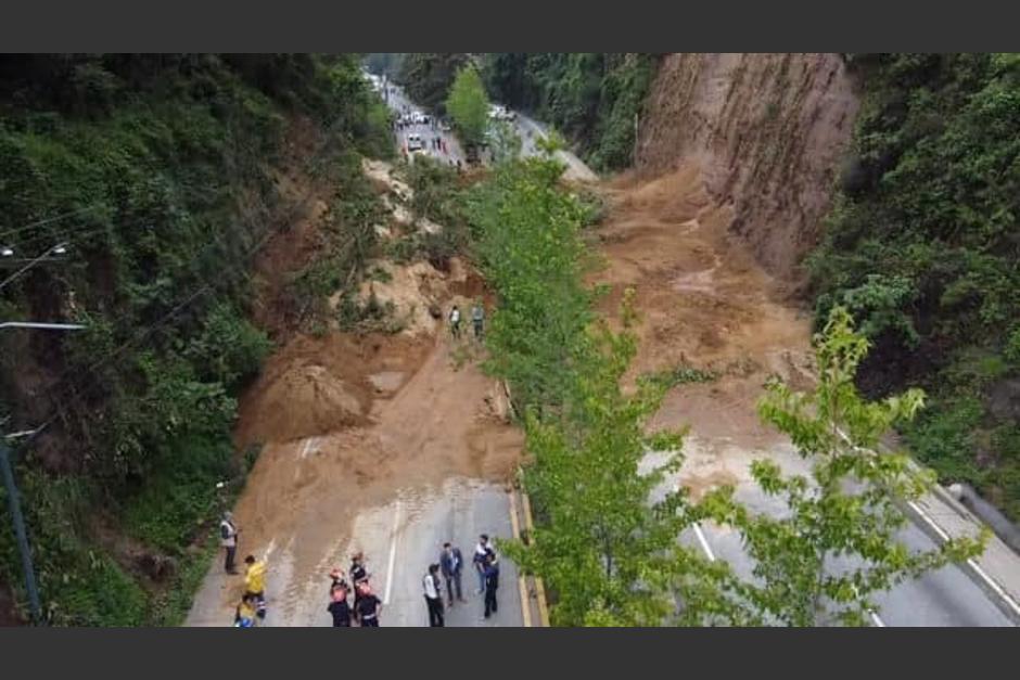 El derrumbe obstruye los dos carriles y no hay paso vehicular. (Foto: Municipalidad de Mixco) 