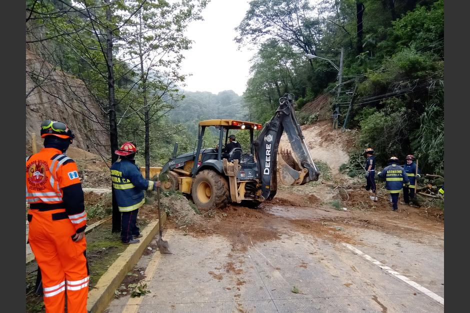 Realizan limpieza en área de derrumbe con maquinaria pesada. (Foto: Conred) 