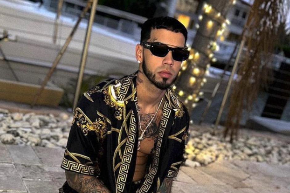 Anuel AA atacó a una fanática que usaba peluca azul por "haberle tirado una botella". (Foto: Instagram)