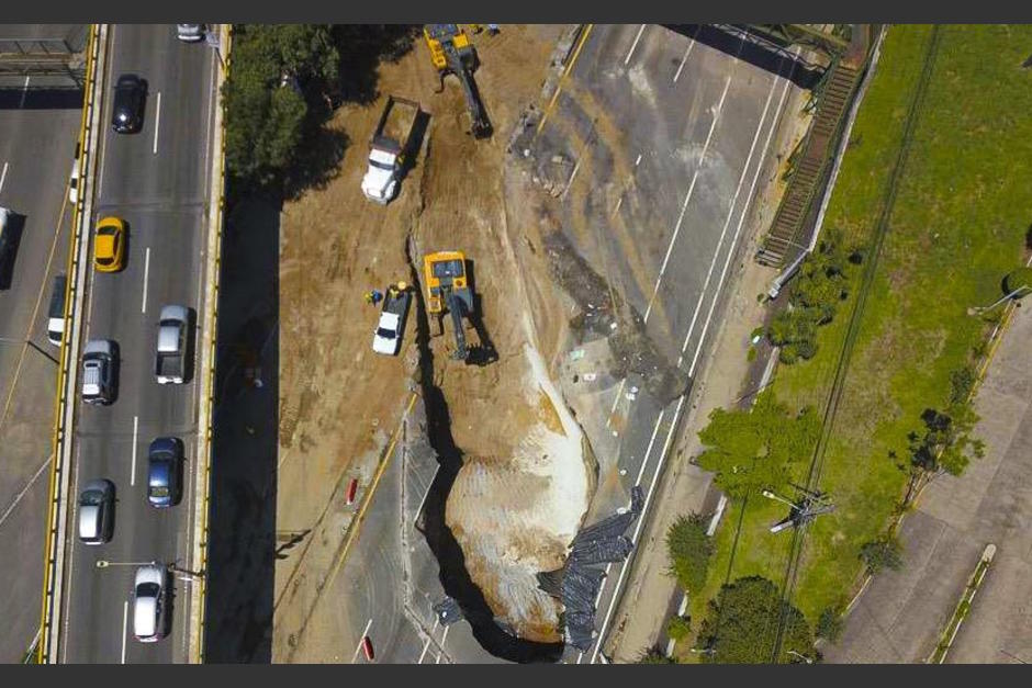 El presidente Alejandro Giammattei anunció la colocación de dos puentes "Acrow" en la zona donde ocurrió el hundimiento en la ruta al Pacífico. (Foto: Covial)