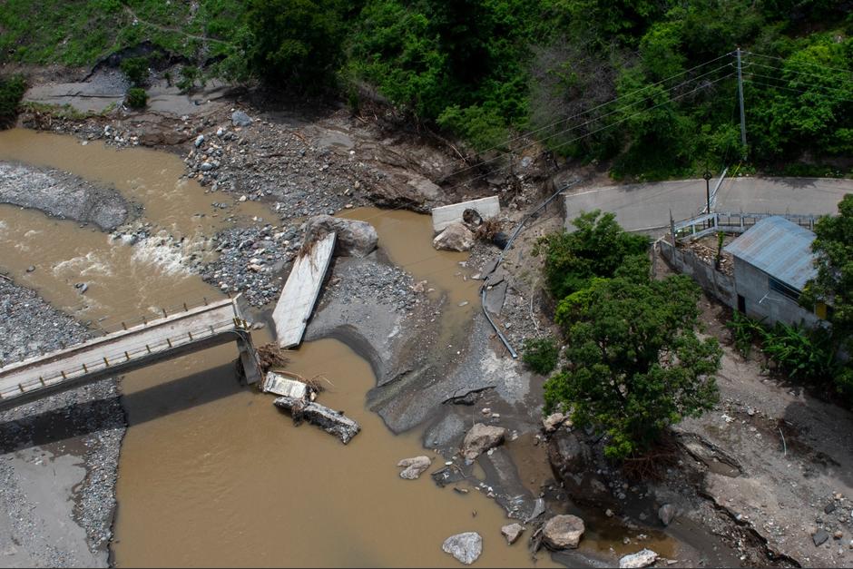 Las intensas lluvias de los últimos días provocaron el desborde del río San José la Arada y a su vez el colapso del puente con el mismo nombre. (Foto: Carlos Alonzo/Soy502)