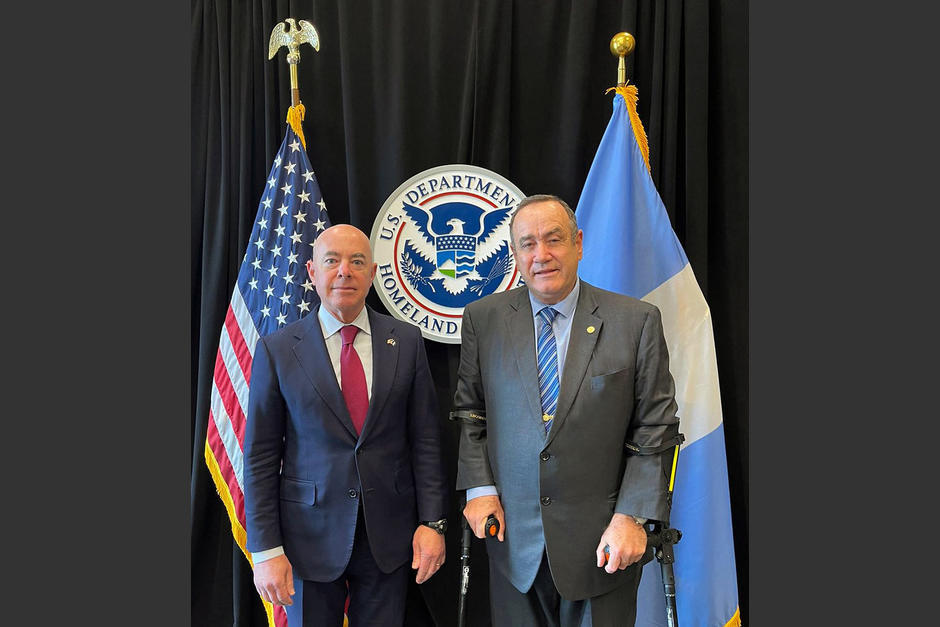 El presidente Alejandro Giammatei se reunió con el Secretario del Departamento de Seguridad Nacional de Estados Unidos, Alejandro Mayorkas. (Foto: Secretaría de Comunicación Social de la Presidencia)