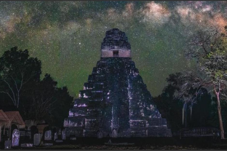 El artículo está ilustrado con una espectacular foto del guatemalteco Sergio Montúfar tomada en el templo del Gran Jaguar en Tikal. (Foto: Revista Science)