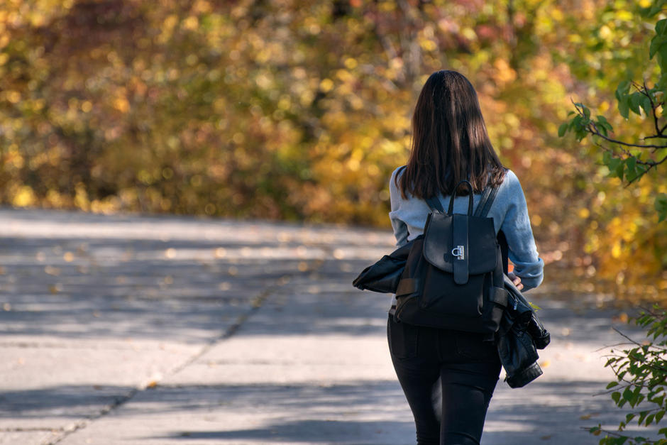 Captan el momento en que un hombre y una mujer que viajan en motocicleta cometen un asalto. (Foto: Shutterstock)