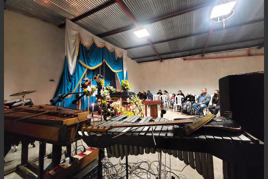 El velorio fue una mezcla de emociones entre la tristeza de la partida y el último deseo del fallecido. (Foto: Marimba Hermano Chajón)