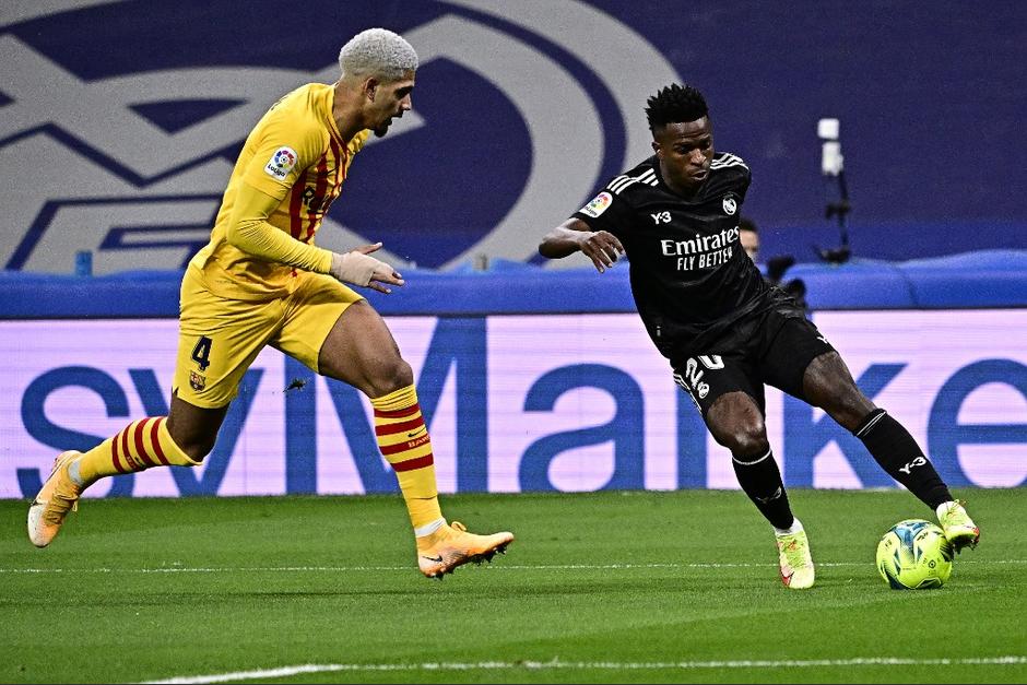 El delantero brasileño intentó engañar al árbitro. (Foto: AFP) 