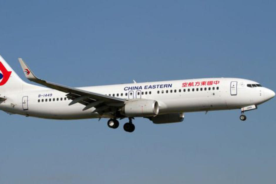 Una cámara captó el momento en que el avión cayó en picada y se estrelló en China. La aeronave transportaba a 132 pasajeros. (Foto: AFP) 