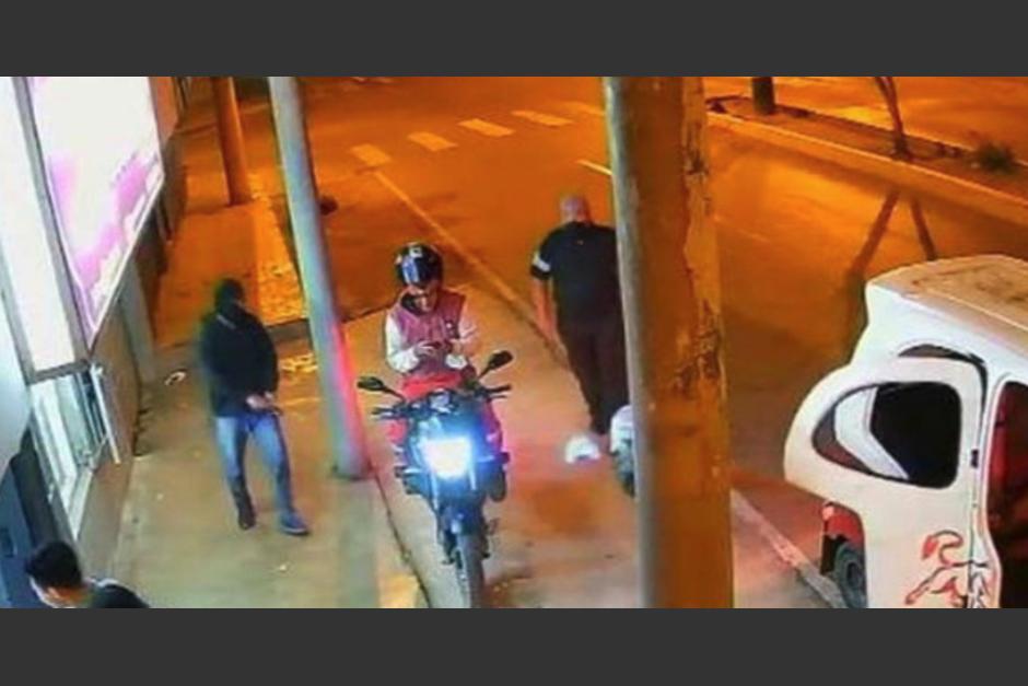 Un robo frustrado terminó en tragedia para los asaltantes, uno de ellos murió cuando su compañero le disparó accidentalmente. (Foto: captura de pantalla)