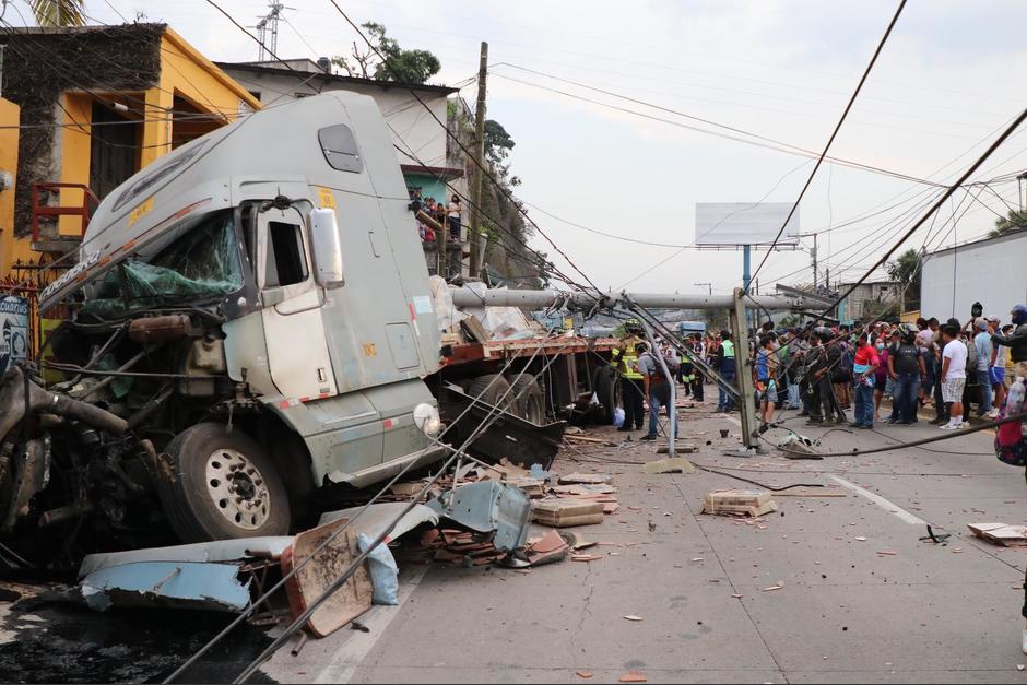 El tráiler impactó en una vivienda y mató a tres personas. (Foto: Bomberos Voluntarios ) 